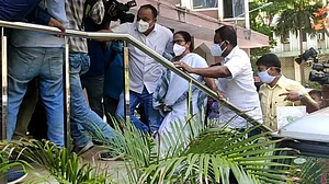 नारदा मामले में TMC नेताओं की गिरफ्तारी के बाद कोलकाता में बवाल, CBI के कार्यालय में धरने पर बैठीं ममता बनर्जी