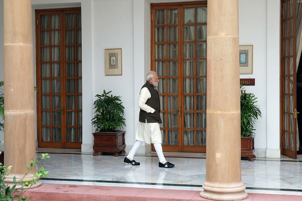 आकार पटेल का लेख: सरकार के फैसले एक ही व्यक्ति ले तो मास्टर स्ट्रोक भी होते हैं नाकाम, बेकाबू महामारी है इसका परिणाम