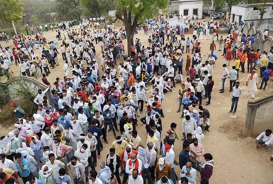 उत्तर प्रदेश में धरी रह गई सुप्रीम कोर्ट की सख्ती, पंचायत चुनाव काउंटिंग में जमकर उड़ी कोरोना नियमों की धज्जियां