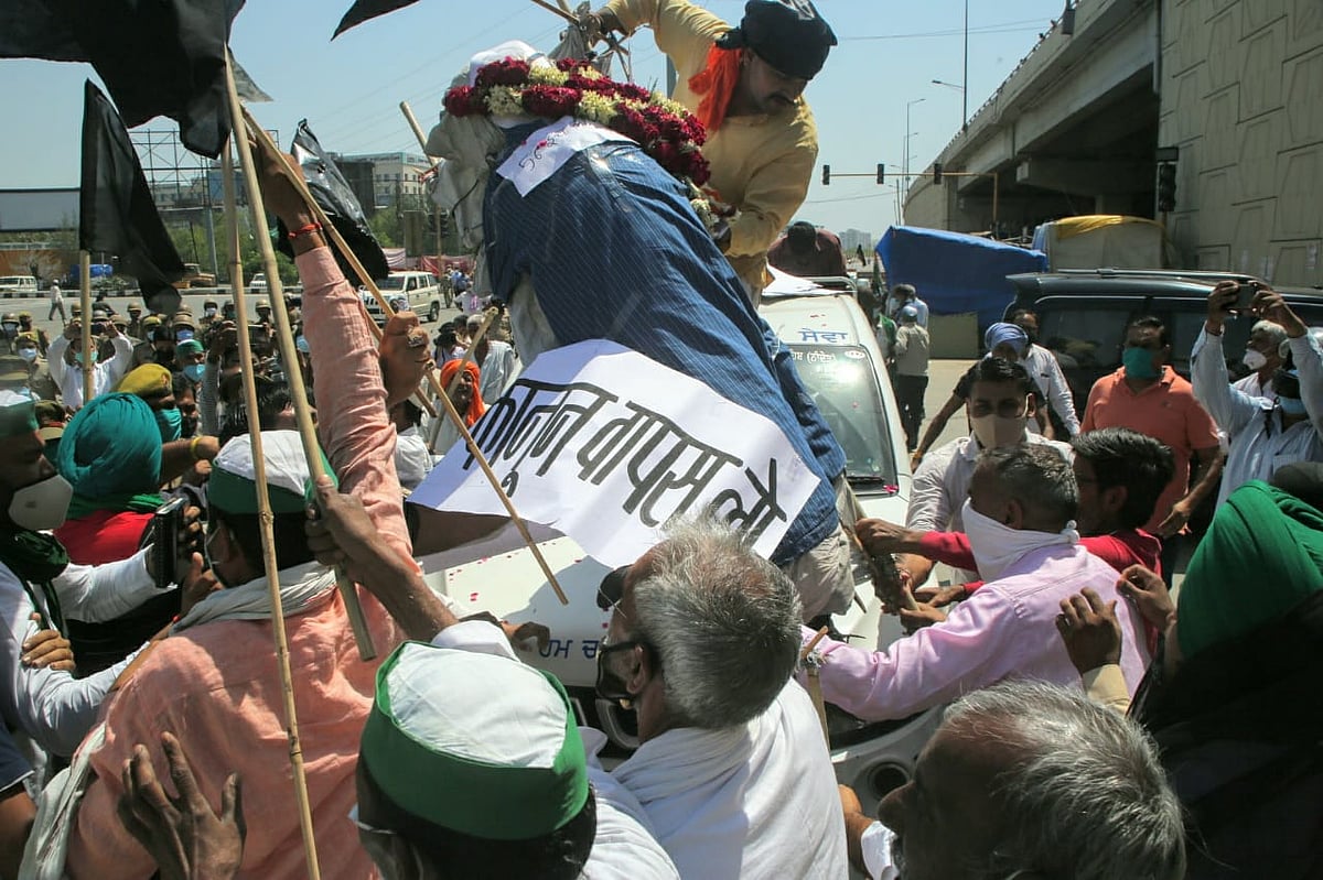 गाजीपुर बॉर्डर पर किसानों ने PM मोदी का फूंका पुतला, किसानों ने मनाया 'काला दिवस', लगाए नारे, जानें क्या कहा