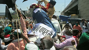 गाजीपुर बॉर्डर पर किसानों ने PM मोदी का फूंका पुतला, किसानों ने मनाया 'काला दिवस', लगाए नारे, जानें क्या कहा