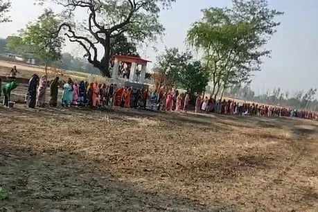 कोरोना वायरस के कहर को कम करने के लिए यूपी के गांवों में महिलाएं कर रहीं 'कोरोना माई' की पूजा