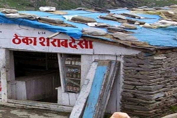 यूपी: 10 साल का बच्चा स्कूल छोड़ शराब बेचने को हुआ मजबूर, पिता और चाचा करवा रहा थे ये गंदा काम 