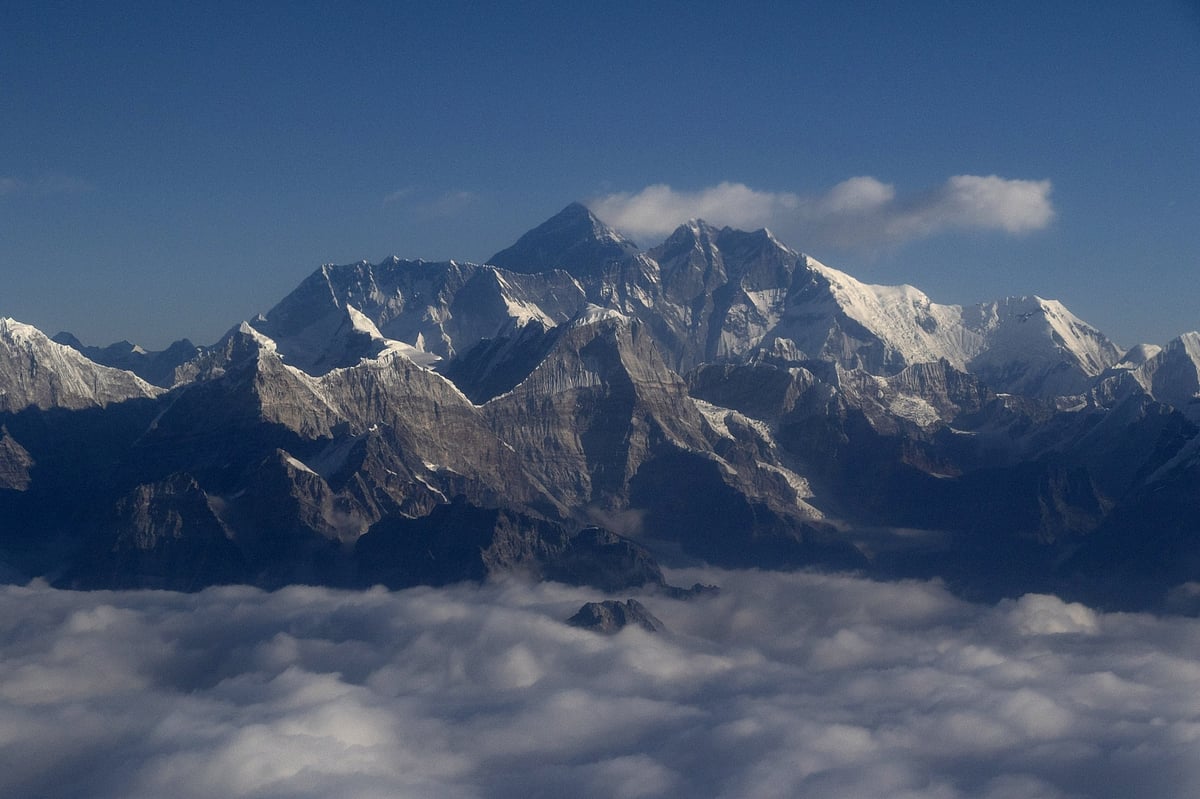 कोरोना वायरस के चलते चीन ने माउंट एवरेस्ट पर रद्द की चढ़ाई, 2 पर्वतारोही मिले थे मृत
