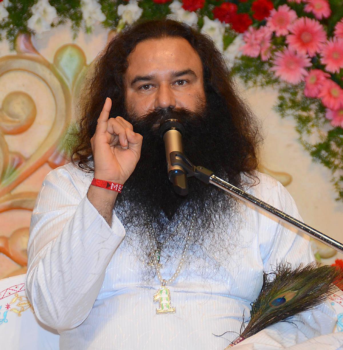 रेप और हत्या मामले में सजा काट रहे राम रहीम को 48 घंटे की मिली पैरोल, जानें बाहर निकलने के लिए क्या दी दलील