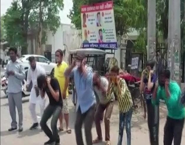 कोरोना लॉकडाउन: नियम तोड़ने पर अंबाला में बाहर घूम रहे युवकों को पुलिस ने सड़क पर दी सजा, करवाई उठक-बैठक