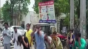 कोरोना लॉकडाउन: नियम तोड़ने पर अंबाला में बाहर घूम रहे युवकों को पुलिस ने सड़क पर दी सजा, करवाई उठक-बैठक