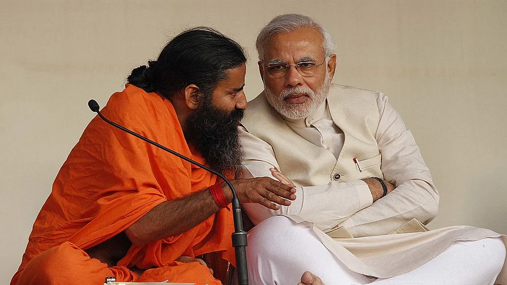 यह 2014 की तस्वीर है, जिसमें रामदेव ने पीएम मोदी को योग कराया था (फोटो : Getty Images
