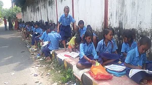 बिहार में बदहाल शिक्षा व्यवस्था! न बिल्डिंग, ना शिक्षक, फिर कैसे शिक्षित राज्य की आस लगाए बैठे हैं 'सुशासन बाबू'?