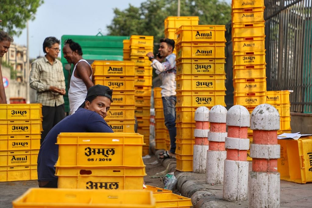 आम आदमी पर फिर पड़ी महंगाई की मार! दो रुपये तक महंगा हुआ अमूल का दूध, जानें नई कीमत