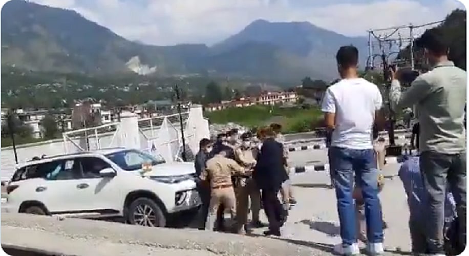 हिमाचल प्रदेश में गडकरी के सामने भिड़े पुलिस अफसर, सीएम के सामने भी नहीं माने, चलाते रहे लात-घूंसे