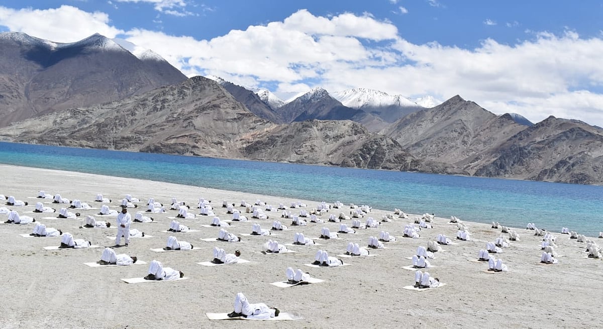 आईटीबीपी ने लद्दाख की 18,000 फीट बर्फीली ऊंचाई पर किया योग, देखें शानदार तस्वीरें