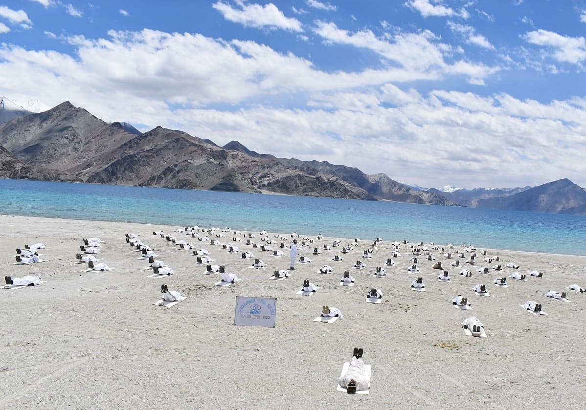 आईटीबीपी ने लद्दाख की 18,000 फीट बर्फीली ऊंचाई पर किया योग, देखें शानदार तस्वीरें