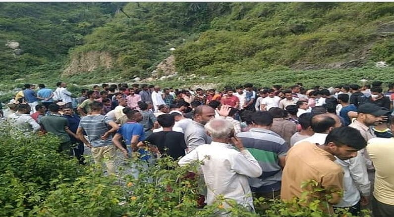 मातम में बदली खुशियां, हिमाचल प्रदेश में बरात लेकर जा रही गाड़ी खाई में गिरी, 9 लोगों की मौत 