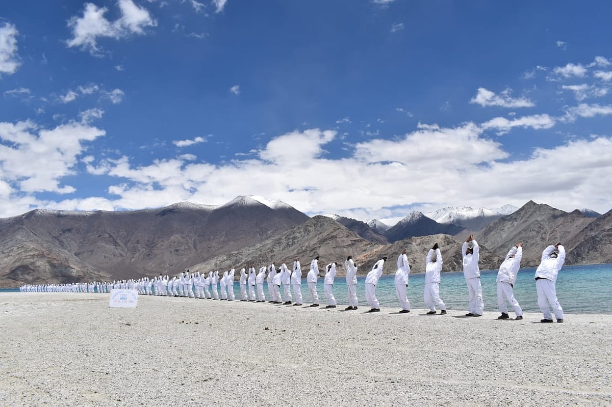 आईटीबीपी ने लद्दाख की 18,000 फीट बर्फीली ऊंचाई पर किया योग, देखें शानदार तस्वीरें