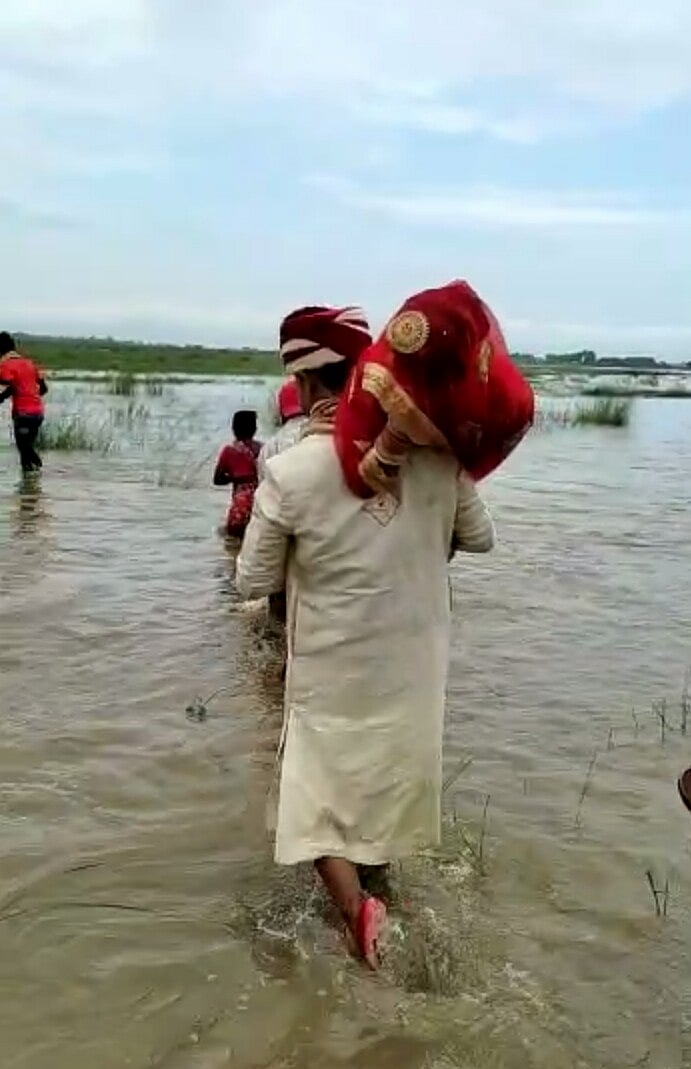 बिहार में बारिश, बाढ़ और आफत: विकास के दावों की खुली पोल! दूल्हे ने अपनी गोद में उठाकर दुल्हन को पार कराई नदी 