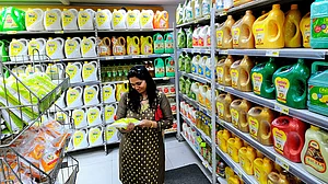 सिर्फ पेट्रोल-डीजल ही नहीं, खाने के तेल में भी लगी है आग, 50 फीसदी तक बढ़ चुके हैं दाम