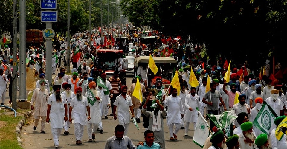 किसानों ने पंजाब और हरियाणा में दिखाई ताकत, चंंडीगढ़ घेरा तो अधिकारियों ने राज्यपालों के नाम लिया ज्ञापन