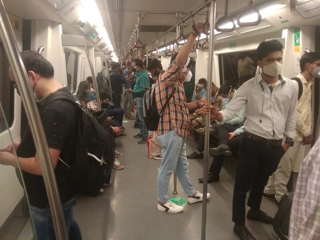 दिल्ली अनलॉक: मेट्रो यात्रियों ने पहले ही दिन की नियमों की उड़ाई धज्जियां, ऐसे कैसे सुधरेंगे हालात?