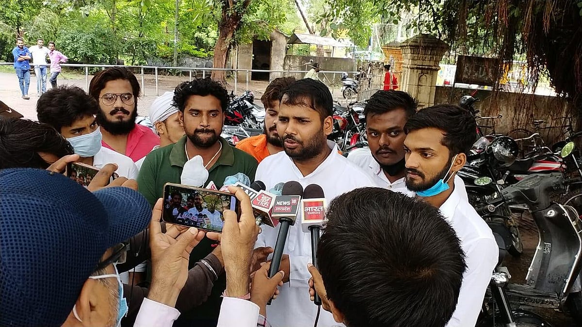 राम मंदिर भूमि खरीद घोटाले के खिलाफ NSUI ने फूंका योगी-मोदी का पुतला, अयोध्या कूच की दी चेतावनी