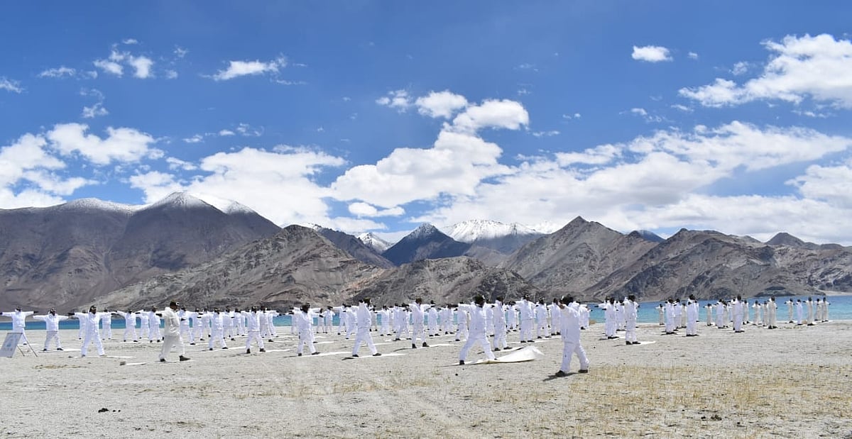 आईटीबीपी ने लद्दाख की 18,000 फीट बर्फीली ऊंचाई पर किया योग, देखें शानदार तस्वीरें