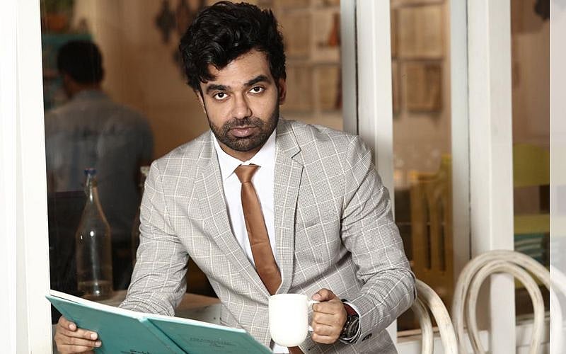 मिलिये अभिषेक सिंह से, जो IAS अफसर होने के साथ सामाजिक कार्यकर्ता और अभिनेता भी हैं!