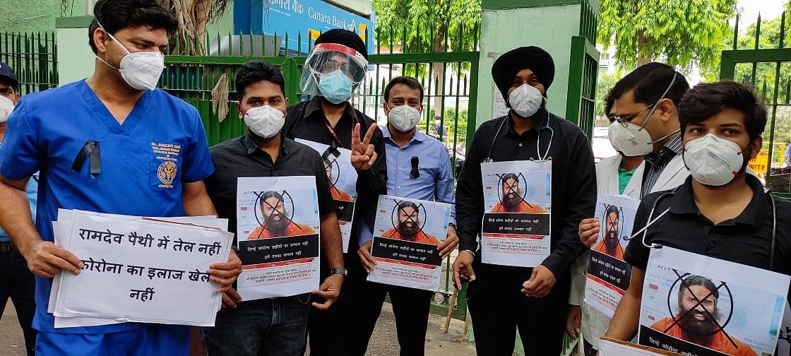 बाबा रामदेव के खिलाफ डॉक्टरों का विरोध प्रदर्शन, किसी ने गले में लगाया पोस्टर, किसी ने PPE में किया प्रोटेस्ट 