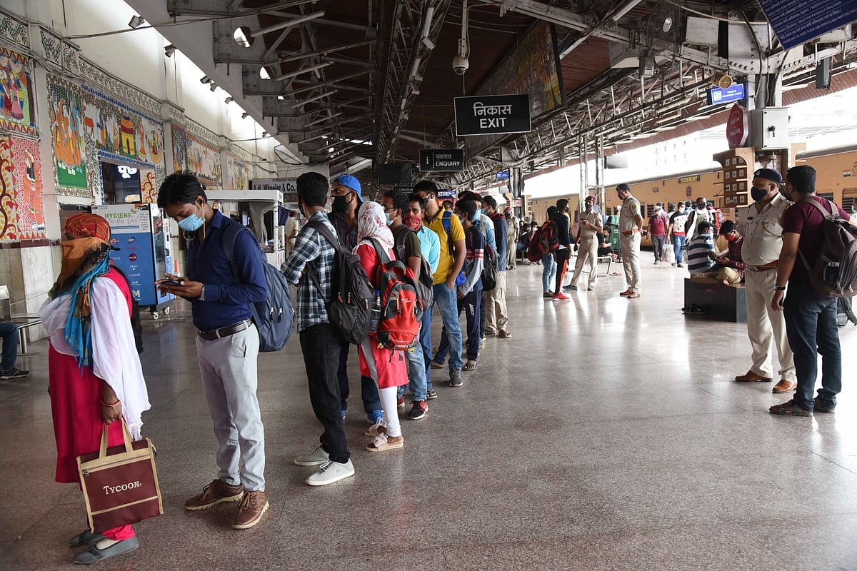 रोजगार की आस! कोरोना की दूसरी लहर के सुस्त पड़ते ही 'परदेस' लौटने लगे प्रवासी मजदूर, जानें तीसरी लहर पर क्या कहा?
