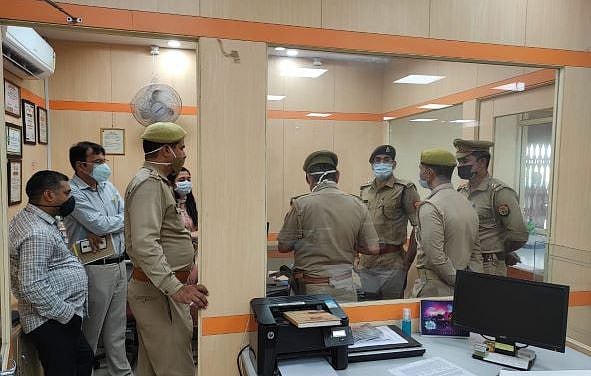 यूपी: पैसा निकालने बैंक गया था शख्स, गार्ड ने मार दी गोली, वजह जानकर रह जाएंगे हैरान 