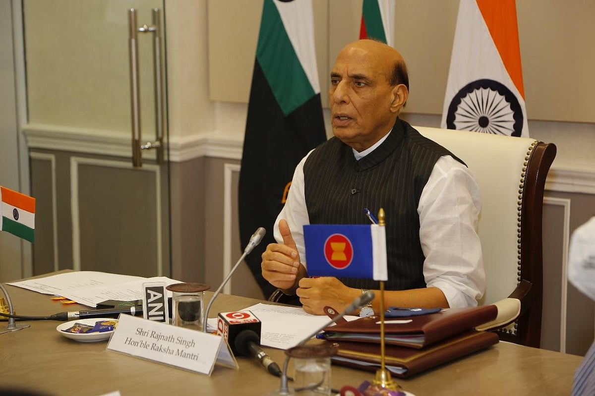 दक्षिण चीन सागर में भड़का तनाव, चीन की हरकतों के खिलाफ खड़े हुए कई देश, राजनाथ ने किया बातचीत का आह्वान  