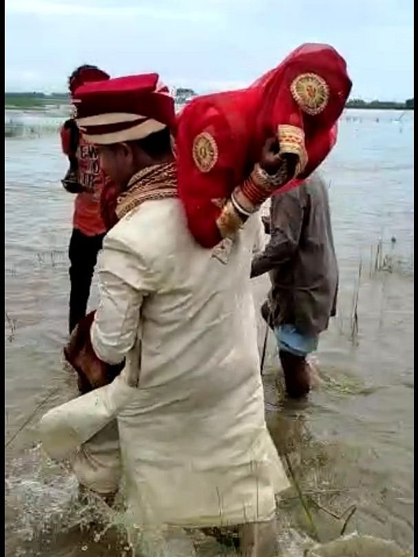 बिहार में बारिश, बाढ़ और आफत: विकास के दावों की खुली पोल! दूल्हे ने अपनी गोद में उठाकर दुल्हन को पार कराई नदी 