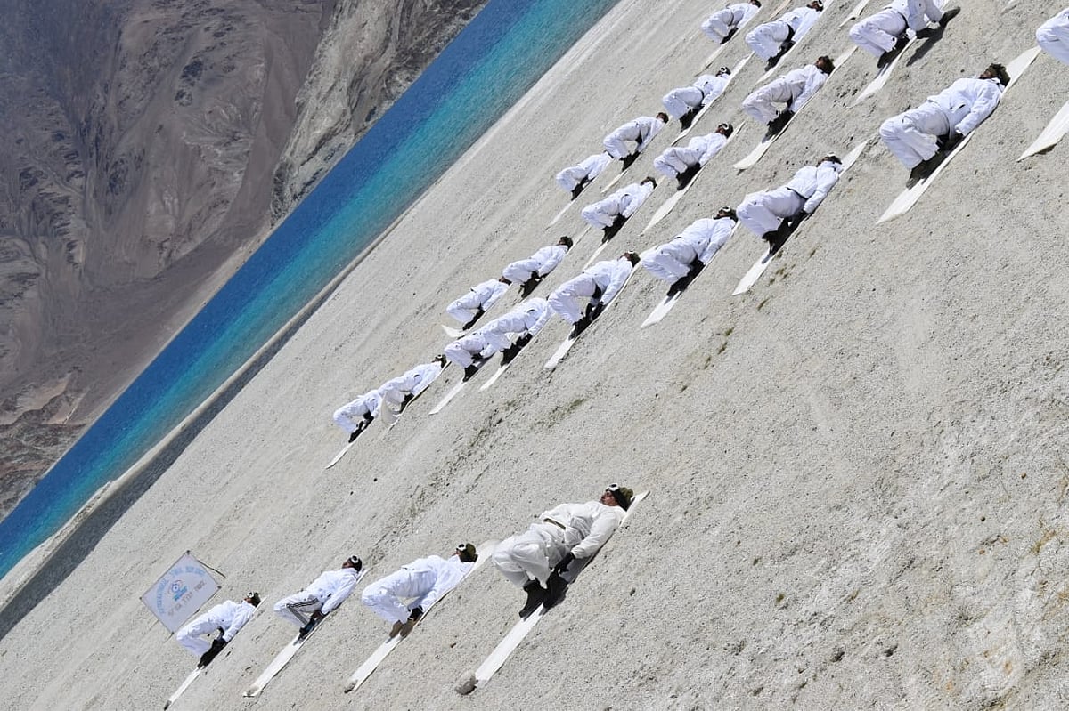 आईटीबीपी ने लद्दाख की 18,000 फीट बर्फीली ऊंचाई पर किया योग, देखें शानदार तस्वीरें