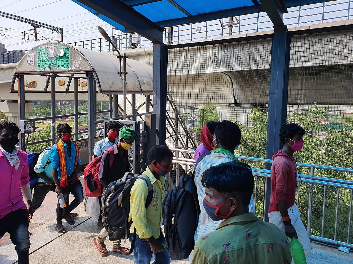 कोरोना के कम होते मामलों के बीच दिल्ली में पटरी पर लौट रही जिंदगी! काम की तलाश में राजधानी लौट रहे प्रवासी मजदूर