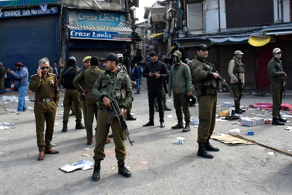 J&K में बड़ा आतंकी हमला! पुलिस-CRPF की संयुक्त टीम पर ताबड़तोड़ फायरिंग, 2 पुलिसकर्मी शहीद, दो नागरिकों की भी मौत
