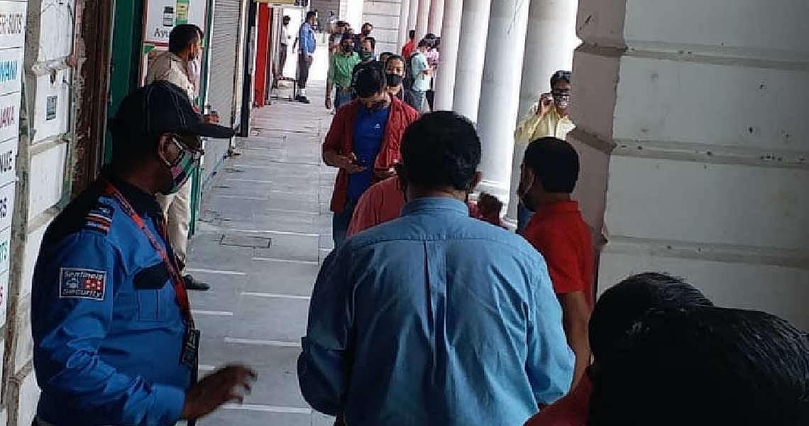 कल से फिर जगमग होगी दिल्ली, ऑड-ईवन फार्मूले पर खुलेंगे बाजार, कनाट प्लेस में दुकानदारों ने कराया वैक्सीनेशन