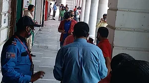 कल से फिर जगमग होगी दिल्ली, ऑड-ईवन फार्मूले पर खुलेंगे बाजार, कनाट प्लेस में दुकानदारों ने कराया वैक्सीनेशन
