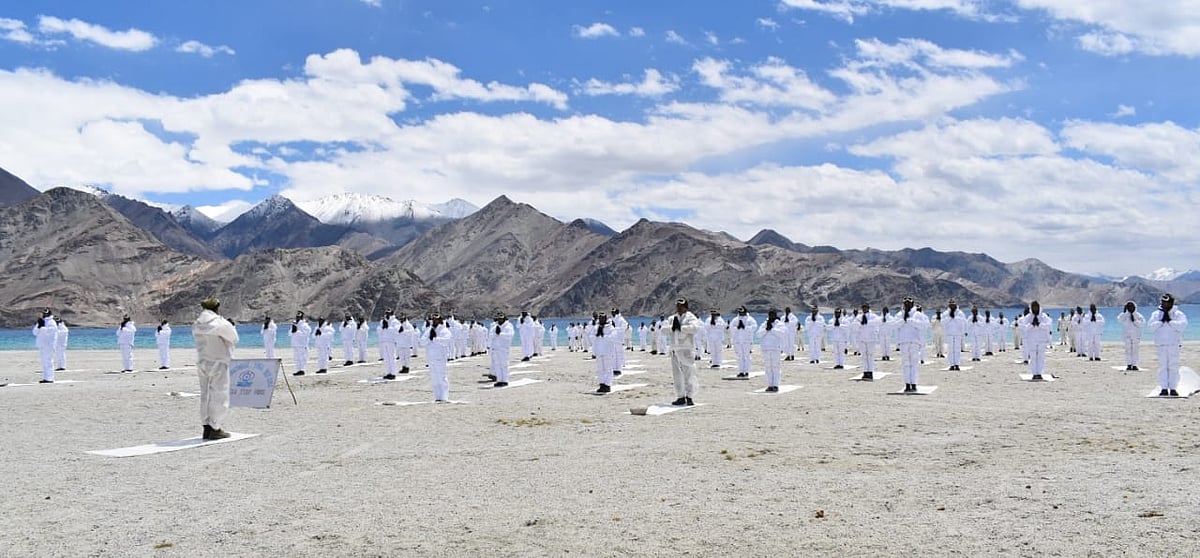 आईटीबीपी ने लद्दाख की 18,000 फीट बर्फीली ऊंचाई पर किया योग, देखें शानदार तस्वीरें