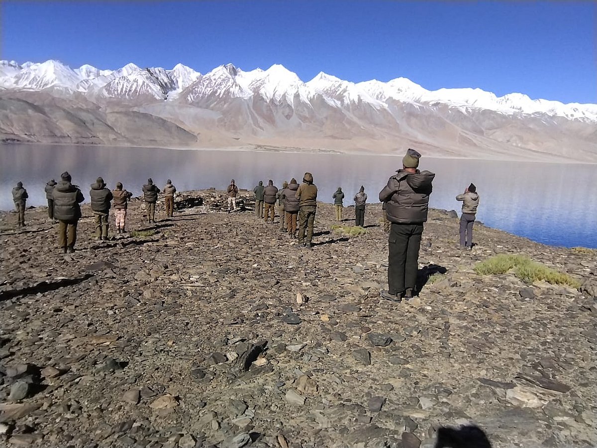 आईटीबीपी ने लद्दाख की 18,000 फीट बर्फीली ऊंचाई पर किया योग, देखें शानदार तस्वीरें