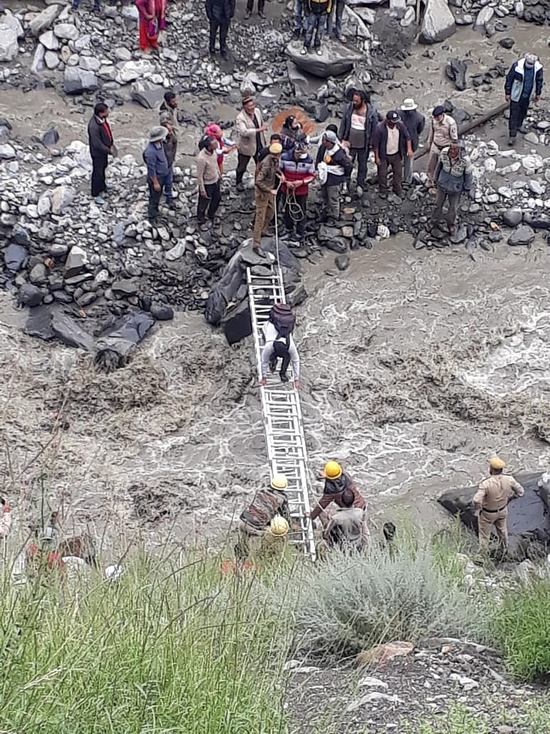 हिमाचल के सिरमौर में बड़ा भूस्खलन, पलक झपकते ही पूरी सड़क गायब, देखें वीडियो