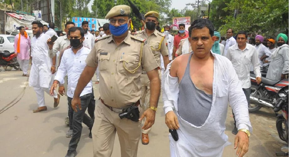 राजस्थान में आंदोलनकारी किसानों ने बीजेपी नेता के कपड़े फाड़े, पुलिस ने लाठीचार्ज कर बचाया