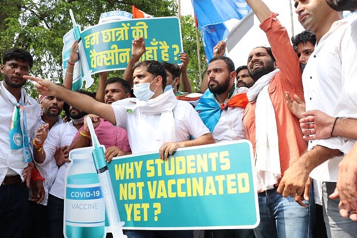 NSUI ने संसद भवन तक निकाला मार्च, छात्रों के लिए तत्काल टीकाकरण नीति और राहत पैकेज की उठाई मांग