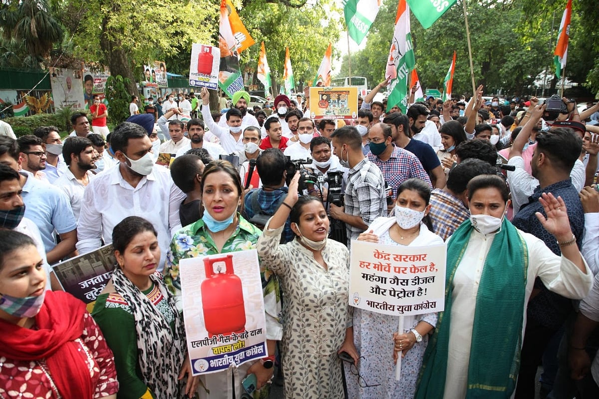यूथ कांग्रेस ने पेट्रोल-डीजल-गैस के बढ़ते दामों के खिलाफ किया प्रदर्शन, कहा- मोदी है तो मंहगाई है