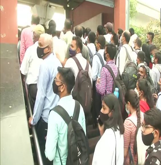 दिल्ली में आज से 100% क्षमता के साथ मेट्रो-बस सेवाएं शुरू, पहले ही दिन उड़ी कोरोना नियमों की धज्जियां