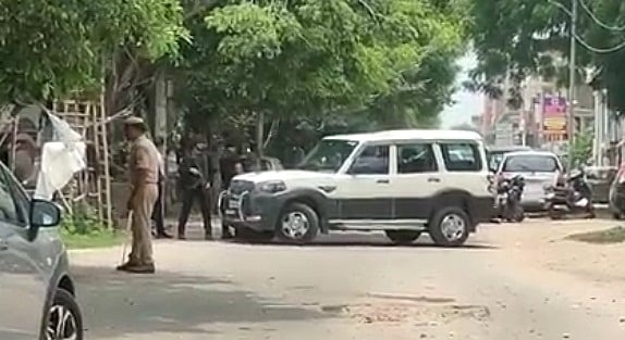 UP: अलकायदा के दो संदिग्ध आतंकी गिरफ्तार, लखनऊ समेत प्रदेश में सीरियल ब्लास्ट की थी साजिश, विस्फोटक भी बरामद
