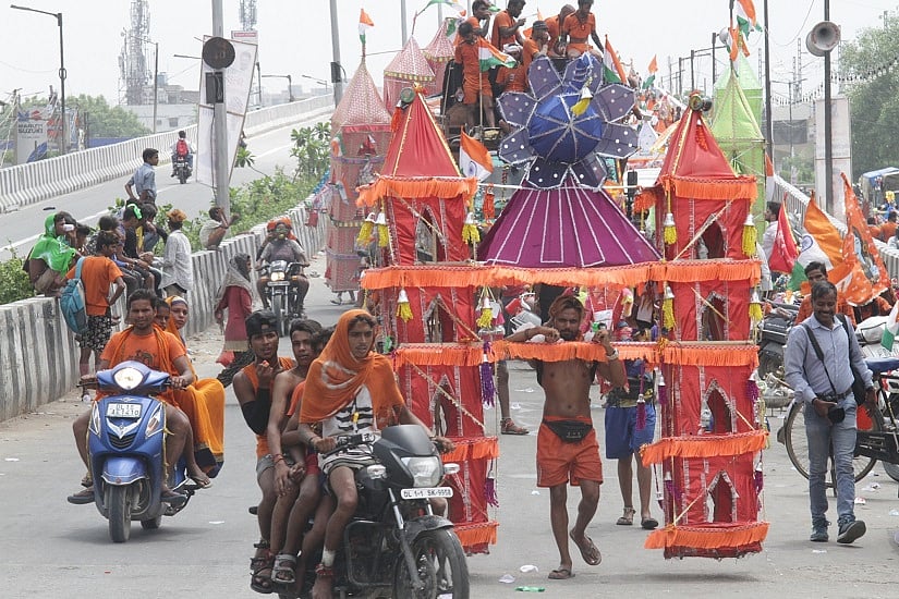 कोरोना के खतरे के बीच यूपी में निकलेगी कांवड़ यात्रा, योगी ने अधिकारियों को दिए व्यवस्था के निर्देश