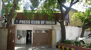 पत्रकारों की जासूसी के खिलाफ आए प्रेस संगठन, सरकार से दो टूक मांग- खुद को बेगुनाह साबित करें