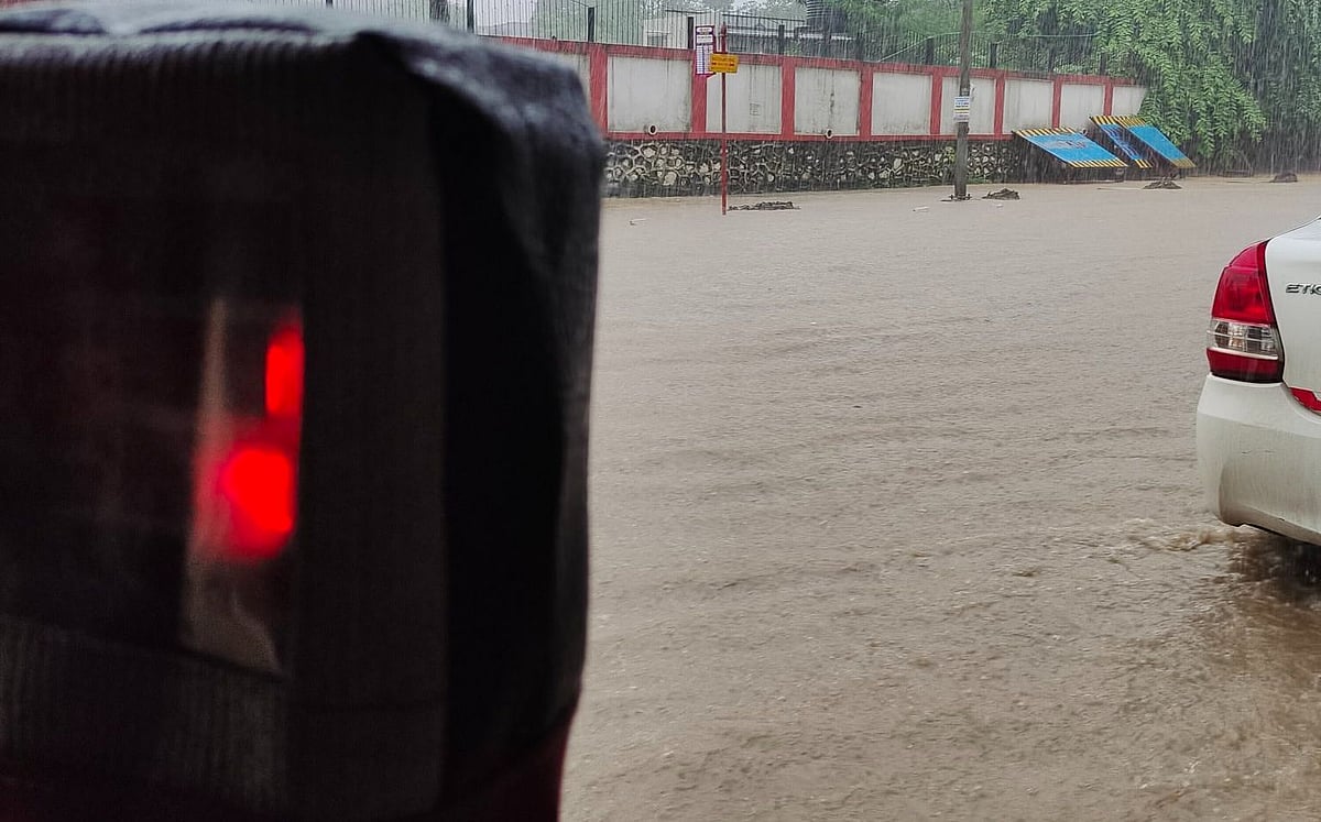 भारी बारिश से मुंबई बेहाल, सड़क और रेल यातायात प्रभावित, कई इलाके डूबे, लोग परेशान, देखें तस्वीरें