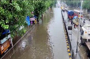 भारी बारिश से मुंबई बेहाल, सड़क और रेल यातायात प्रभावित, कई इलाके डूबे, लोग परेशान, देखें तस्वीरें