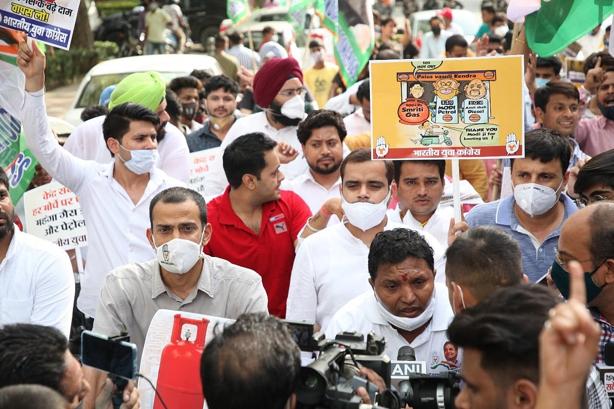 यूथ कांग्रेस ने पेट्रोल-डीजल-गैस के बढ़ते दामों के खिलाफ किया प्रदर्शन, कहा- मोदी है तो मंहगाई है