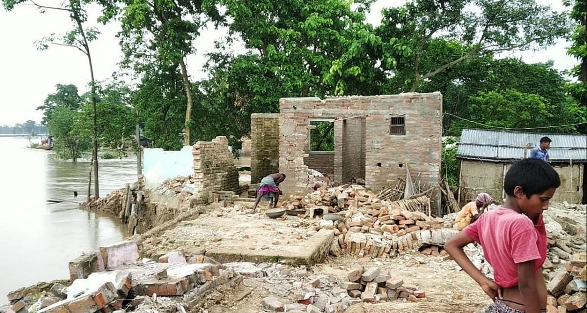 बिहार के चंपारण में ग्रामीण तोड़ रहे अपने ही घर, बाढ़ की तबाही से घरौंदे को बचाने की जद्दोजहद
